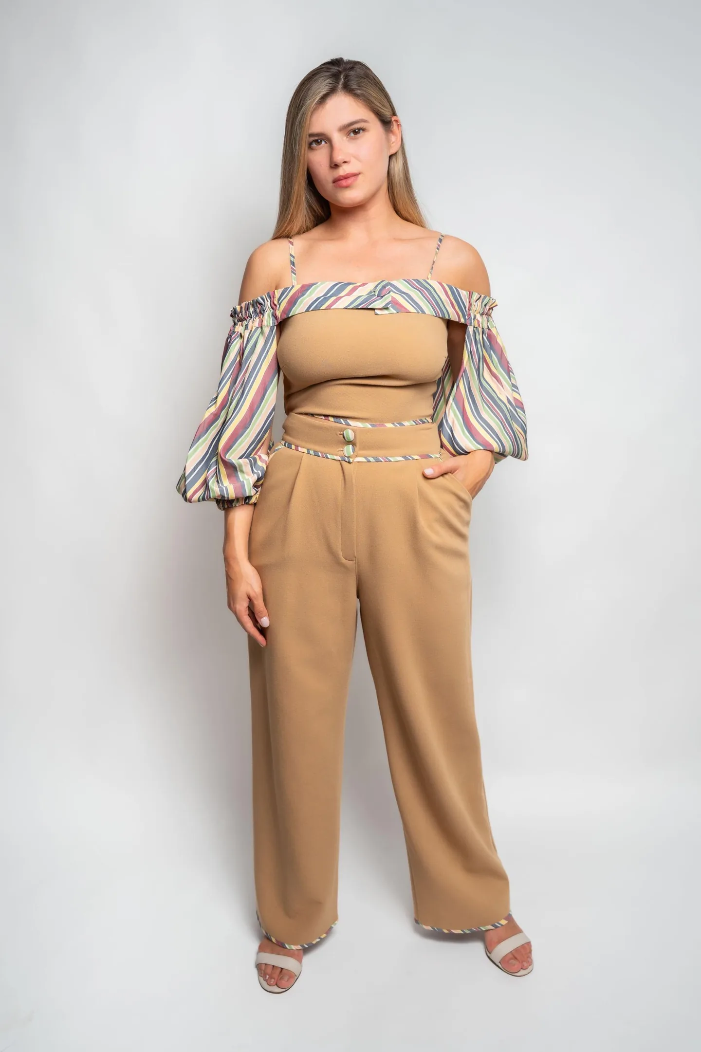 Conjunto a medida: top de rayas de hombros al aire y pantalón camel de vuelo