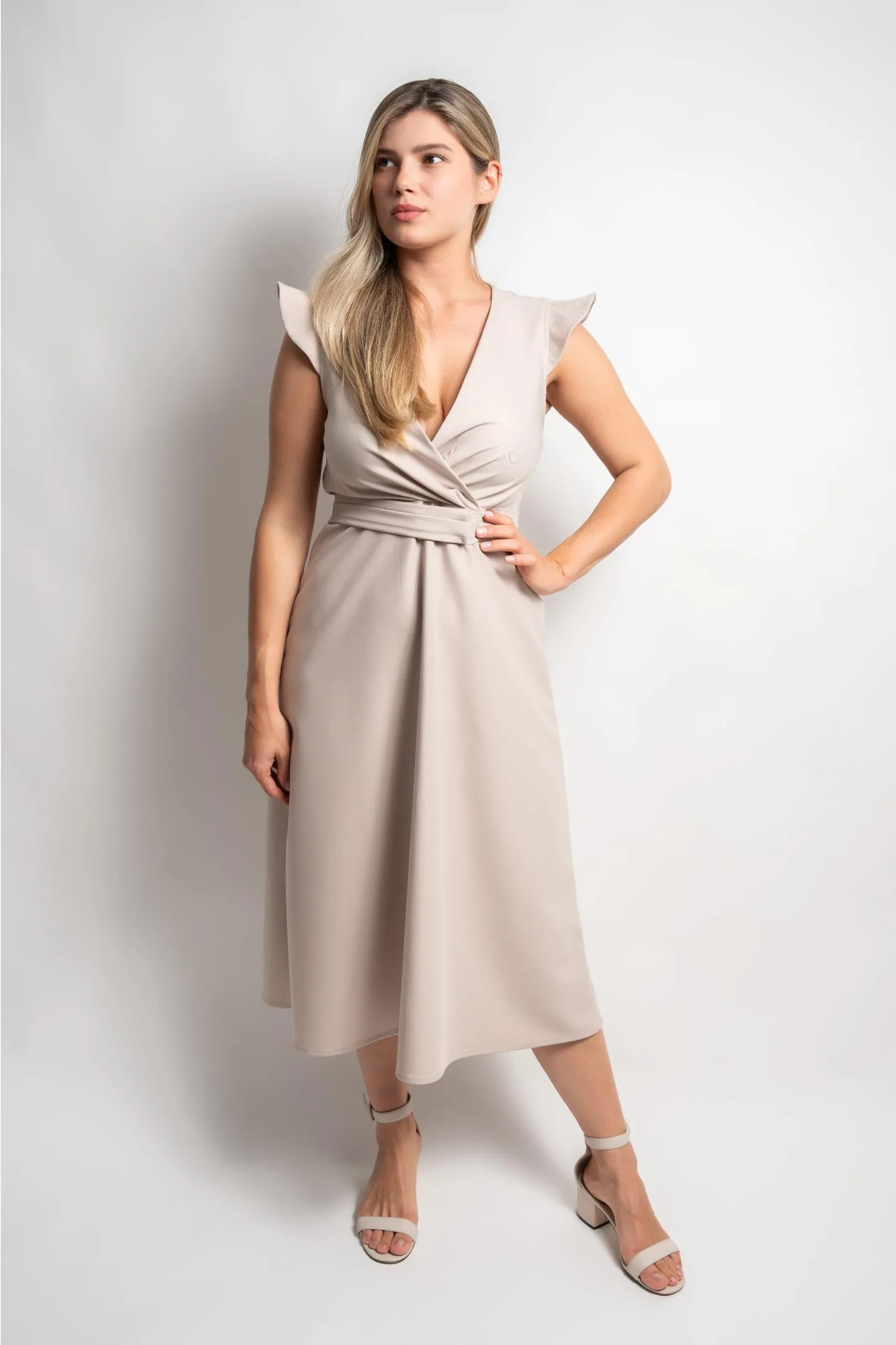Vestido midi color arena de vuelo con escote cruzado, confeccionado a medida por Maridem en A Coruña