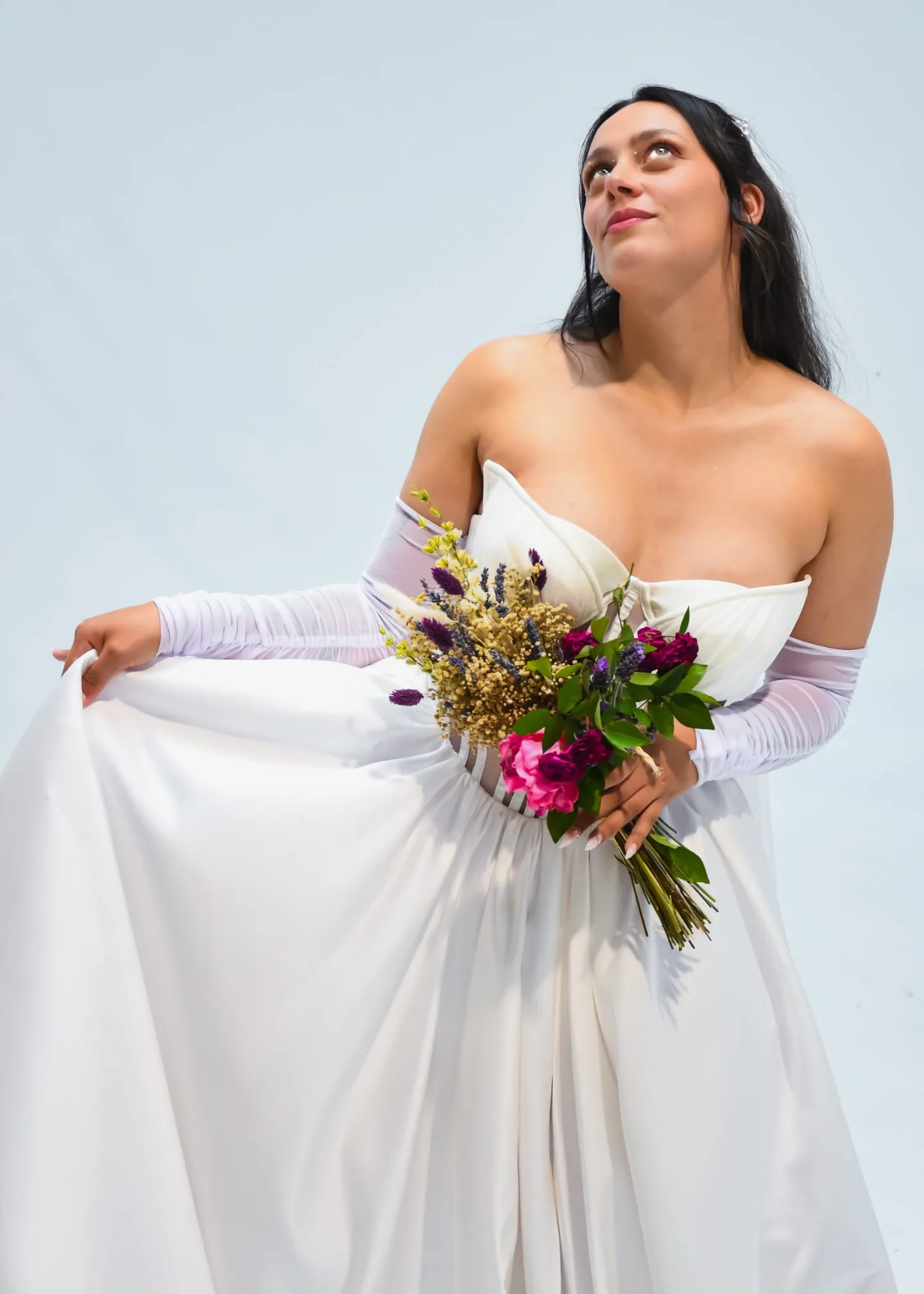 Novia con vestido de corsé a medida y ramo de flores silvestres, atelier Maridem en A Coruña