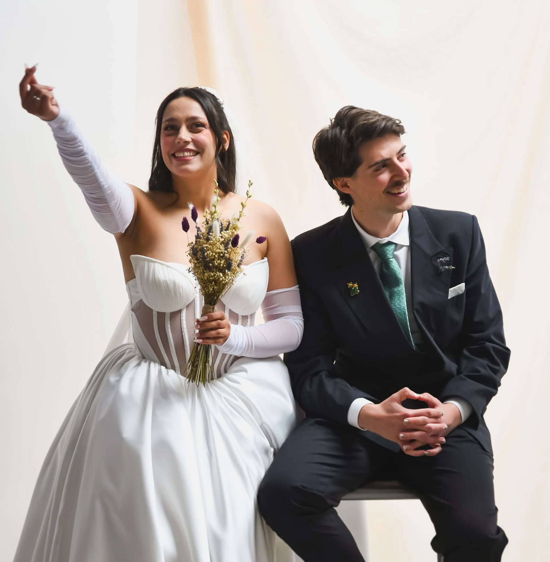 Novia con vestido a medida junto a su pareja el día de la boda